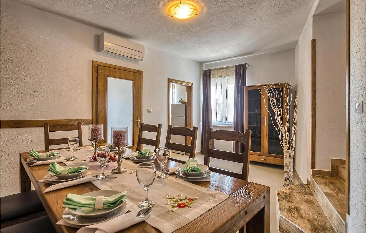 Nice Home In Liznjan With Kitchen 펜션