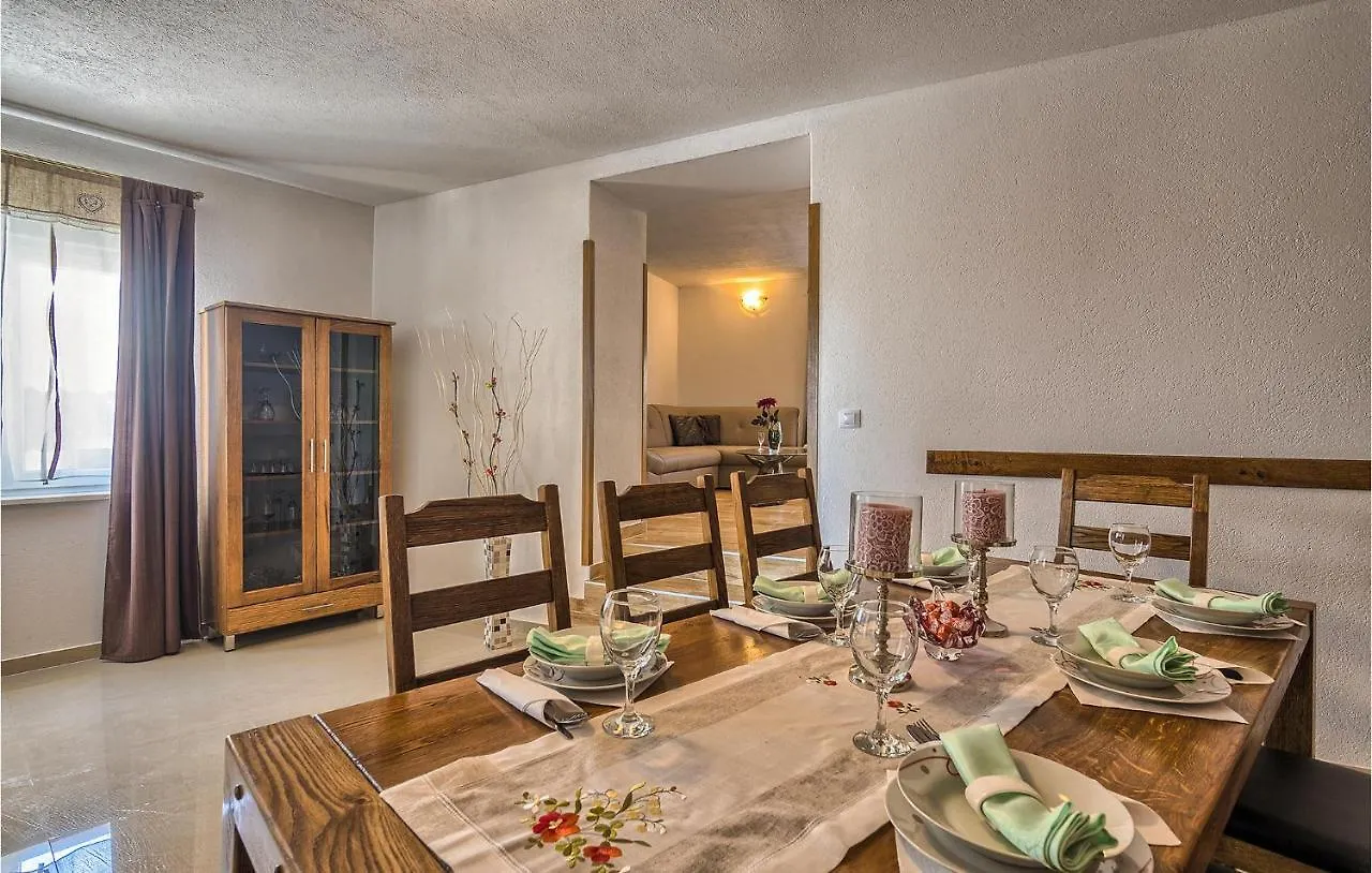 Nice Home In Liznjan With Kitchen